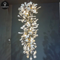 Lustre en cristal de luxe moderne personnalisé pour hôtels Plafonnier suspendu en or avec télécommande Long éclairage d'escalier à LED