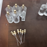 Machine de remplissage et de bouchage semi-automatique pneumatique à 4 têtes Zhongjie pour cosmétiques et parfums, contrôle PLC, haute sécurité
