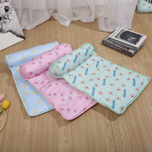 Tapis rafraîchissant de voyage en soie glacée <span class=keywords><strong>pour</strong></span> chiens et chats, portable, doux, respirant, lavable et durable <span class=keywords><strong>pour</strong></span> animaux de petite/moyenne taille - Product Image 2