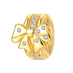 Esta delicada, hipoalergénica y elegante joya/obsequio está hecha de latón blanco y cuenta con una cuentas protectora. - Product Image 3
