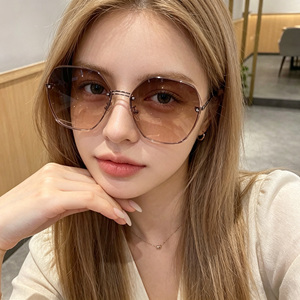 <span class=keywords><strong>Lunettes</strong></span> <span class=keywords><strong>de</strong></span> <span class=keywords><strong>soleil</strong></span> <span class=keywords><strong>tendance</strong></span> pour femmes, sans monture, à bords coupés, verres dégradés UV400, <span class=keywords><strong>lunettes</strong></span> surdimensionnées pour femmes, mode - Product Image 2