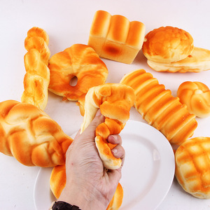Juego de juguetes de apretar realistas con forma de tostada y repostería, con textura de rebote lento para aliviar la ansiedad, juego sensorial y empaque para regalo - Product Image 1