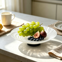 Bol à fruits en verre blanc texturé avec base noire, plat de service décoratif en verre à large ouverture pour la décoration de table à la maison