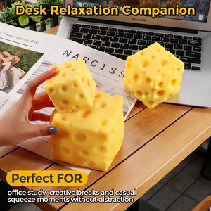 KJKJ Squishy en forme de bloc de fromage (5 cm) en matériau TPR, jouet à presser anti-stress et sensoriel, cadeau fantaisie pour le bonhomme de Noël et <span class=keywords><strong>anniversaire</strong></span> - Product Image 3