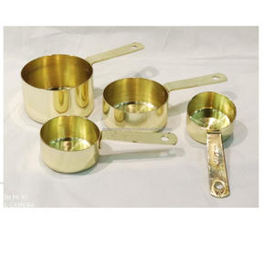 Ensemble de 4 tasses à mesurer en laiton plaqué or avec motif gravé, parfaites pour les ustensiles de cuisine et les besoins culinaires de haute qualité - Product Image 1