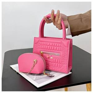 Vente en gros de sacs de marque de niche tendance texturés fourre-tout sac à lettres imprimé crocodile petit sac à bandoulière carré avec portefeuille - Product Image 1
