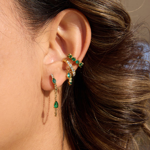 Pendientes Huggie de Oro de 18K y Acero Inoxidable con Circonita Blanca Redonda en Engaste de Garra para Uso Diario - Product Image 3