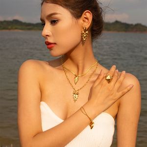 Bijoux en acier inoxydable plaqué or 18 carats Collier à pendentif texture en forme de cœur pour femme - Product Image 1