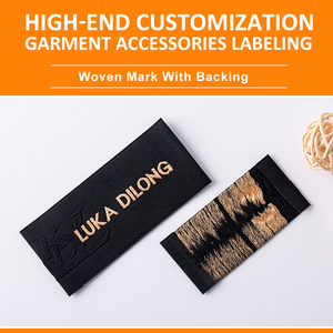 Tùy Chỉnh Dập Nổi Polyester Cổ Dệt Nhãn Thời Trang Huy Chương Biểu Tượng Quần Áo Thẻ Với Trung Tâm Gấp Manhattan Phong Cách Số Lượng Lớn Mô Hình - Product Image 3