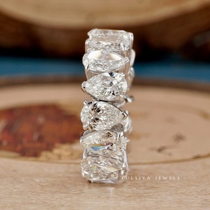 Bague en diamant de joaillerie fine contemporaine avec diamant central serti clos et bande confortable et lisse pour une élégance au quotidien - Product Image 4