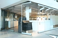 Cloisons mobiles en verre intelligentes électriques faciles à installer, cadre en aluminium, design moderne, espaces commerciaux, bureaux, salles de conférence, hôtels