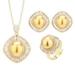 Conjunto de Joyería de Alta Calidad Ecológico con Bisel Cuadrado de Cobre, Circonita Corte Baguette de 16-12mm, Collar de Perlas Doradas, Pendientes y Anillo - Product Image 1
