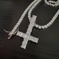 Pendentif Croix Inversée Hip Hop en Laiton Plaqué Or avec Zircons Carrés Taille Princesse et Diamants Iced Out