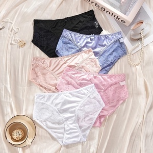 Braguitas de bikini elegantes de satén sin costuras y transpirables para <span class=keywords><strong>mujer</strong></span>, de talle medio, con encaje, color liso, lazo y refuerzo de algodón, ropa interior sexy que realza <span class=keywords><strong>la</strong></span> cadera. - Product Image 1