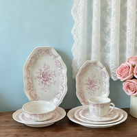 Service d'assiettes de dîner en porcelaine rose vintage, design rétro en relief, assiettes de présentation blanches à dentelle pour mariage