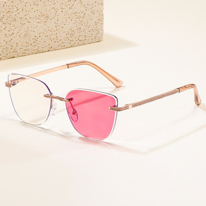 Gafas de sol estilo ojo de gato KJL-95031 para mujer, lentes de PC con protección UV400, montura de aleación de zinc, estilo urbano moderno, lentes que cambian de color. - Product Image 3