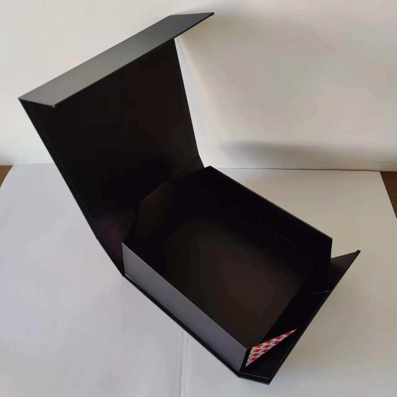 Embalaje de cartón de lujo, caja de embalaje de papel negro, diseño personalizado respetuoso con el medio ambiente