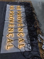 Lettres rétroéclairées en laiton électroplaqué et acier inoxydable, logo personnalisé 3D prismatique pour la façade d'hôtels et de clubs de luxe