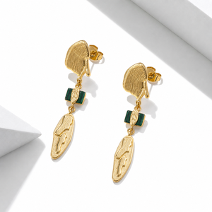Boucles d'oreilles pendantes en forme de visage abstrait, acier inoxydable plaqué or 14 carats sous vide, bijoux sculpturaux en acrylique vert - Product Image 1