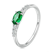 Élégante bague en argent sterling avec zircon ovale vert et trois pierres latérales en CZ