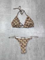 Ensemble de bikini triangle dos nu inspiré des défilés avec boucles métalliques dorées – Maillot de bain deux pièces haut de gamme pour femme – Vente en gros pour boutiques