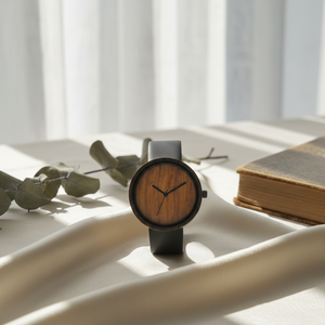 Montre minimaliste en bois de bambou, boîtier en bambou naturel, cadran en bois, bracelet en cuir noir, cadran sans marquage, montre-bracelet à quartz <span class=keywords><strong>tendance</strong></span> décontractée 2025 - Product Image 1
