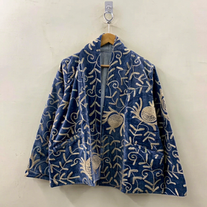 Chaqueta de Terciopelo Azul Bordada a Mano para Mujer, con Intrincados Motivos Florales, Terciopelo Suave, Frente Abierto, Estilo Kimono Corto - Product Image 1