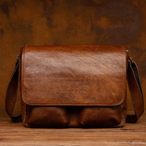 Zaino Medio Vintage in Vera <span class=keywords><strong>Pelle</strong></span> Lavorata a Mano con Effetto Sfumato, Borsa a Tracolla Messenger per <span class=keywords><strong>Uomo</strong></span> - Product Image 6