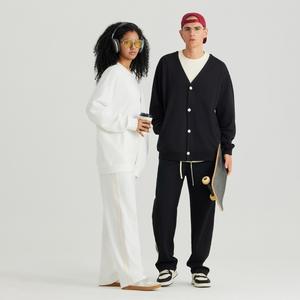 OEM/ODM Cardigan jacquard personnalisé tricots tendance pour hommes, pull d'hiver à manches longues et col en V - Product Image 4