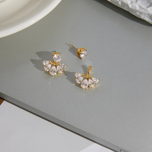 Pendientes de circonita en forma de abanico, chapados en oro, con engaste de garra, joyería para fiestas - Product Image 4