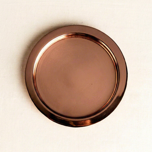 Assiette de présentation ronde en satin lisse couleur cuivre rose – Base de vaisselle moderne sans couture – Exportateur direct d'usine Inde - Product Image 1