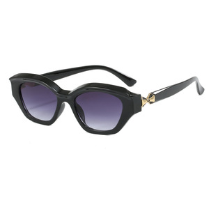 Gafas de Sol de Diseño Elegante y Moderno para Mujer, Protección UV de Alta Gama, Ideales para Viajes y Playa - Product Image 1