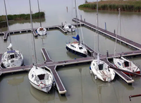 Pontons flottants pour jet-skis, quais flottants pour bateaux, pontons marins pour yachts