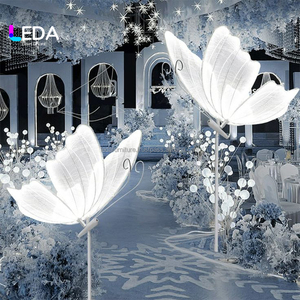 Lampe de sol LED Papillon LEDA pour mariage, Luminaire suspendu romantique blanc pour décoration de mariage, Idéal pour les fêtes de mariage - Product Image 1