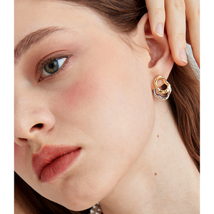 Pendientes de Aro con Diseño de Círculo Martillado de Doble Capa y Dos Tonos, Pendientes Irregulares de Color Contrastante, Joyería Minimalista y Elegante - Product Image 2