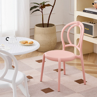 Chaise d'enfant en plastique élégante et abordable, idéale pour les fêtes et la salle à manger, en promotion