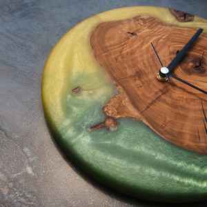 นาฬิกาแขวนผนังงานฝีมือเรซิ่นสุดหรู พร้อมกรอบไม้ ทำด้วยมือ ทนทาน ใช้งานได้จริง สวยงาม และตกแต่งได้อย่างลงตัว เหมาะสำหรับห้องนั่งเล่น - Product Image 2