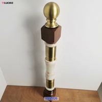 Pilier décoratif rond en laiton et pierre de jade pour escalier de villa moderne au design luxueux, avec garde-corps en bois, hauteur personnalisable