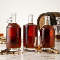 Bouteilles à liqueur en verre transparent de style minimaliste moderne avec texture givrée et impression de décalcomanies personnalisées pour l'emballage du gin et la présentation en magasin