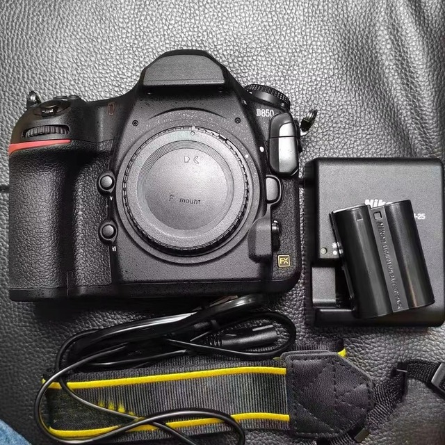 Original Second Hand Used Camera DSLR Professional Digital Camera with Battery and Battery Charger
