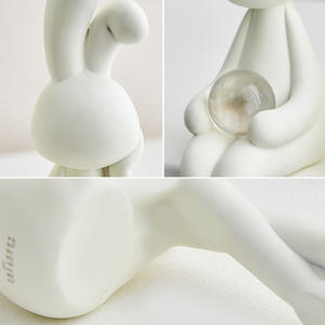 Lapin en résine tenant une boule de cristal, entrée nordique, luxe moderne, créatif, peint à la main, décoration de meuble TV/vin, décoration de chambre à coucher - Product Image 4