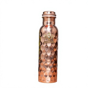 Bouteille d'eau en cuivre pur Moradabad Star World avec tasse - Design moderne et écologique pour la cuisine et la table - Product Image 1