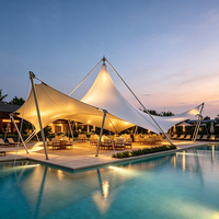 Tenda a Membrana Tensile Moderna Bianca per Eventi all'Aperto a Grande Campata con Colonne Inclinato in Acciaio, Cavi e Protezione UV Impermeabile