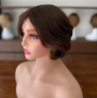 Perruque médicale en cheveux naturels non traités, entièrement nouée à la main, avec dessus en soie doux et lisse et devant en dentelle