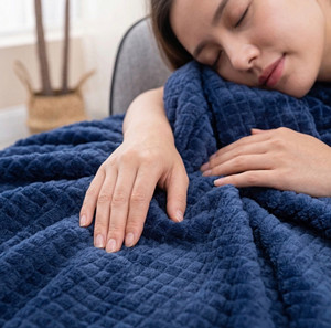 Manta de Franela Jacquard Súper Suave Personalizada de 50x60'', 100% Poliéster, para el Hogar, Viajes y Cama, Comodidad para Todas las Estaciones - Product Image 3