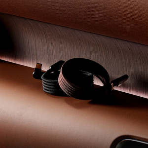 Cable USB C Magnético Tail Link de 240W con Carga Rápida PD, Diseño Inclinable, Conector C a C, Cable de Carga Trenzado para MacBook, Teléfono y Tablet - Product Image 1