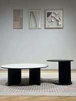 Ensemble de tables basses gigognes contemporaines avec plateau en verre durable et cadre en bois, hauteur réglable, mobiles, décoratives et convertibles pour salon