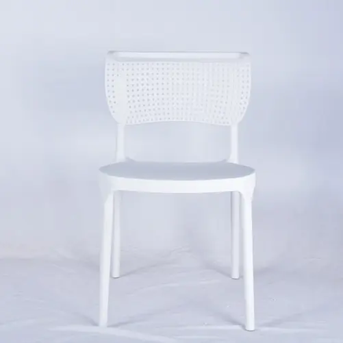 ราคาถูกขายส่งเก้าอี้ PP สีขาวแข็งซ้อนพลาสติก PP สีสันสดใสวางซ้อนกันได้เก้าอี้รับประทานอาหารด้านหลังกลวงสําหรับร้านอาหาร