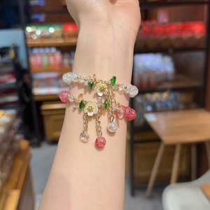 Las 10 mejores pulseras de margaritas con cuentas y dijes de flores coloridas chapadas en oro al por mayor, hechas a mano con cristales de la suerte para niños y mujeres, ideales para fiestas. - Product Image 1