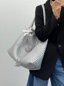 2025 дизайнерская тканая сумка-тоут из искусственной кожи, женская модная сумка со звездами для разных возрастов - Product Image 5